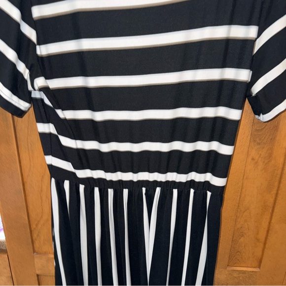Chic Striped Maxi Dress in Black and White - Picture 10 of 10
